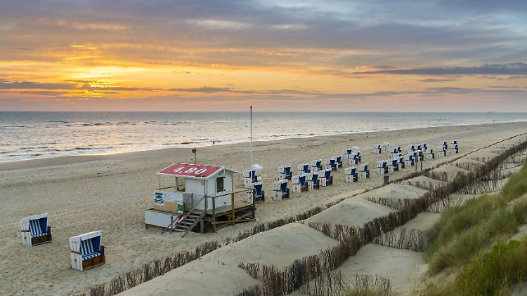 Für Touristen bleiben die Strandkörbe auf Sylt in den kommenden Woche ein Wunschtraum.