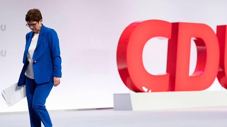 Kramp-Karrenbauer tritt ab, wann ist aber derzeit unklar.