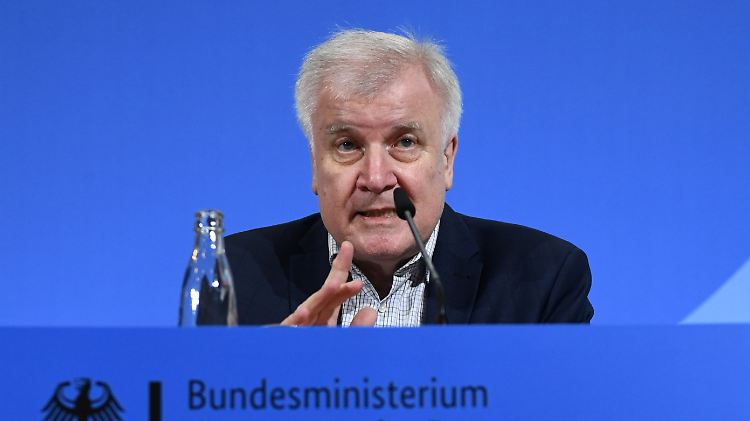 Seehofer bei der Pressekonferenz in Berlin.