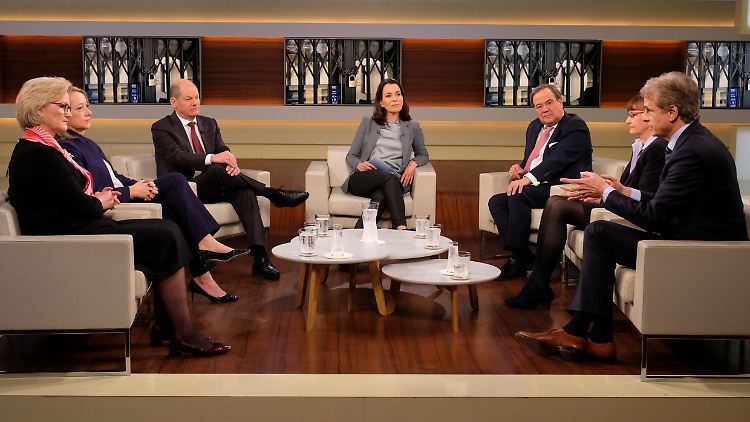 Allein im Studio: Talkmasterin Anne Will und ihre Gäste.
