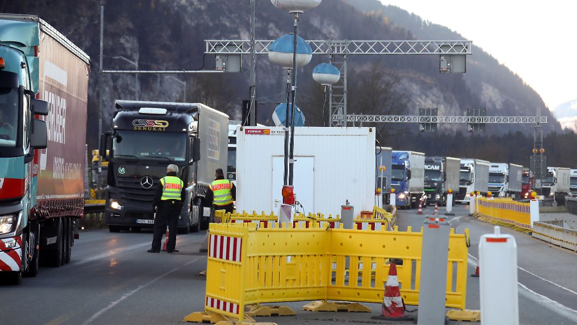 So sah es heute Morgen an der deutsch-österreichischen Grenze nahe Kiefersfelden aus - Stau.