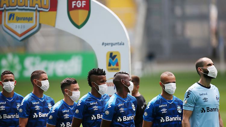 Die Spieler von Brasiliens Klub Grêmio Porto Alegre liefen am Sonntag mit Schutzmasken ein.