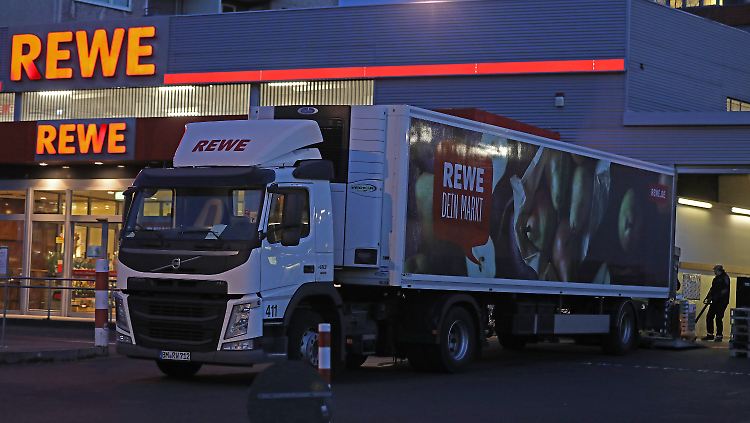 Es gebe bisher keine Probleme in der Warenversorgung aus dem Ausland, teilte die Rewe-Group mit.