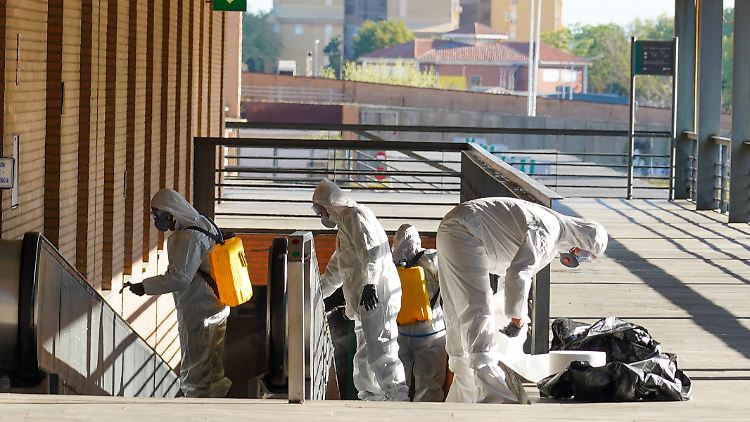 Der Lockdown: In Spanien gilt er schon, nur mit wichtigen Gründen dürfen Bürger auf die Straße. In den Großstädten werden öffentliche Gebäude desinfiziert