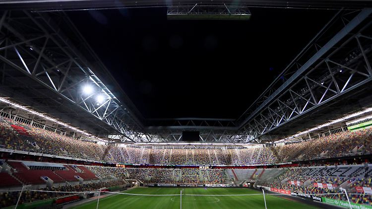 Die Stadien der Republik bleiben - wie hier in Düsseldorf - bis auf Weiteres leer.