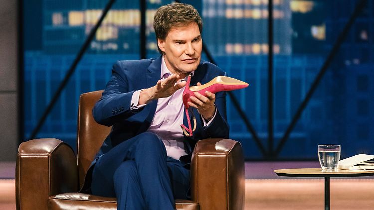Taugen die was? Carsten Maschmeyer begutachtet die High Heels von "Maison Baum".