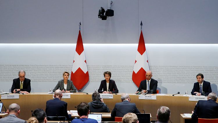 Coronavirus-Ausbruch in der Schweiz: Bundespräsidentin Simonetta Sommaruga (M.) informiert die Öffentlichkeit.
