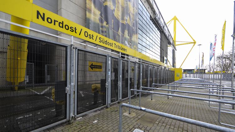 Die Stadien bleiben bis mindestens zum 2. April leer. Wie es danach weitergeht, ist noch längst nicht entschieden.