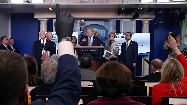 Bei der Pressekonferenz waren mehr als zehn Menschen anwesend - aber bei den Richtlinien handelt es sich ja auch nur um Empfehlungen.