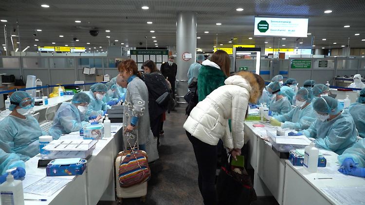 Am Moskauer Flughafen wird jeder Passagier von einer Heerschar medizinischer Mitarbeiter überprüft.
