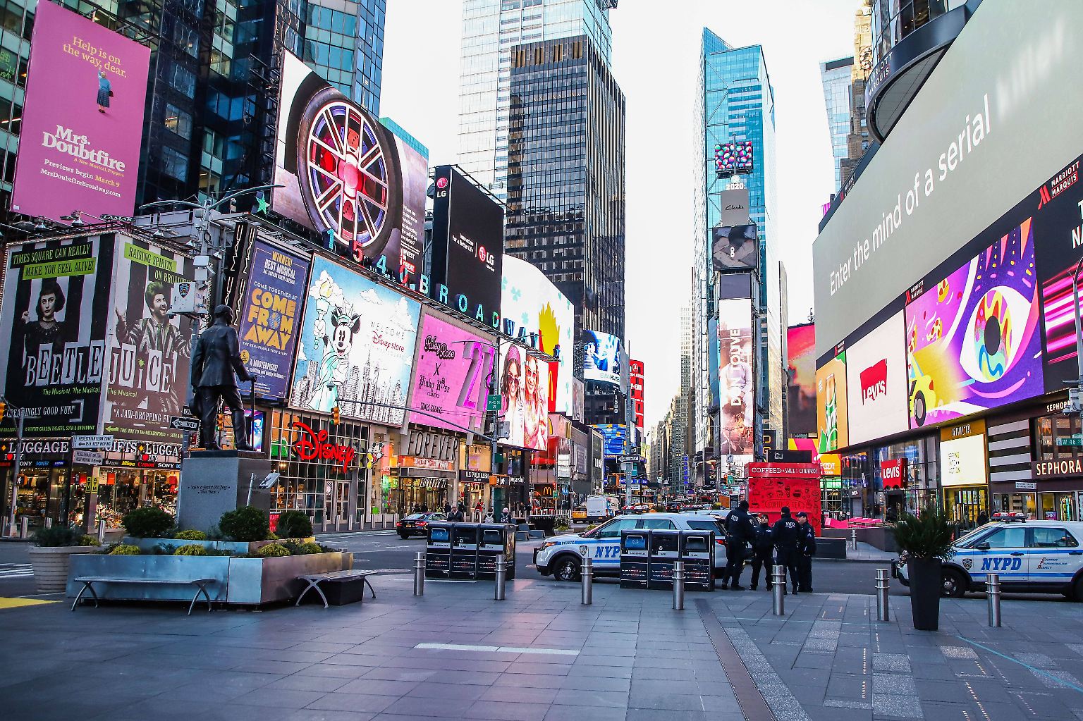 Normalerweise ist New York voll und viele Menschen schieben sich am Times Square durch die Straßen. Doch das Coronavirus hat alles durcheinandergebracht. Nun sind die Straßen leer.
