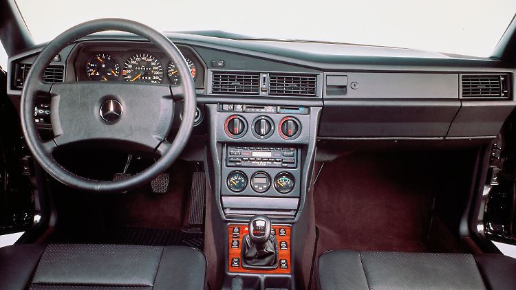 Wer im Mercedes 190 E 2.5-16 Evolution II Platz nahm, sah kaum einen Unterschied zu anderen 190er Modellen.