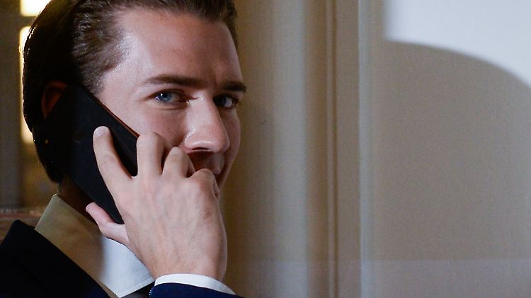 Kanzler Kurz telefoniert mit einem Smartphone.