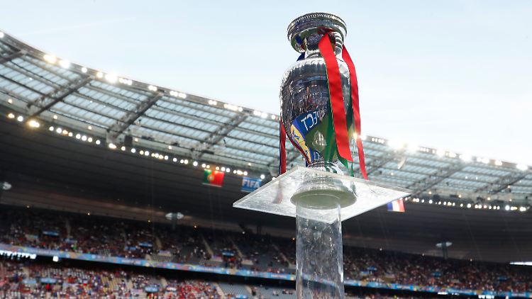 Um diesen Pokal geht es bei der EM - Portugal darf den Titel noch ein Jahr länger behalten.