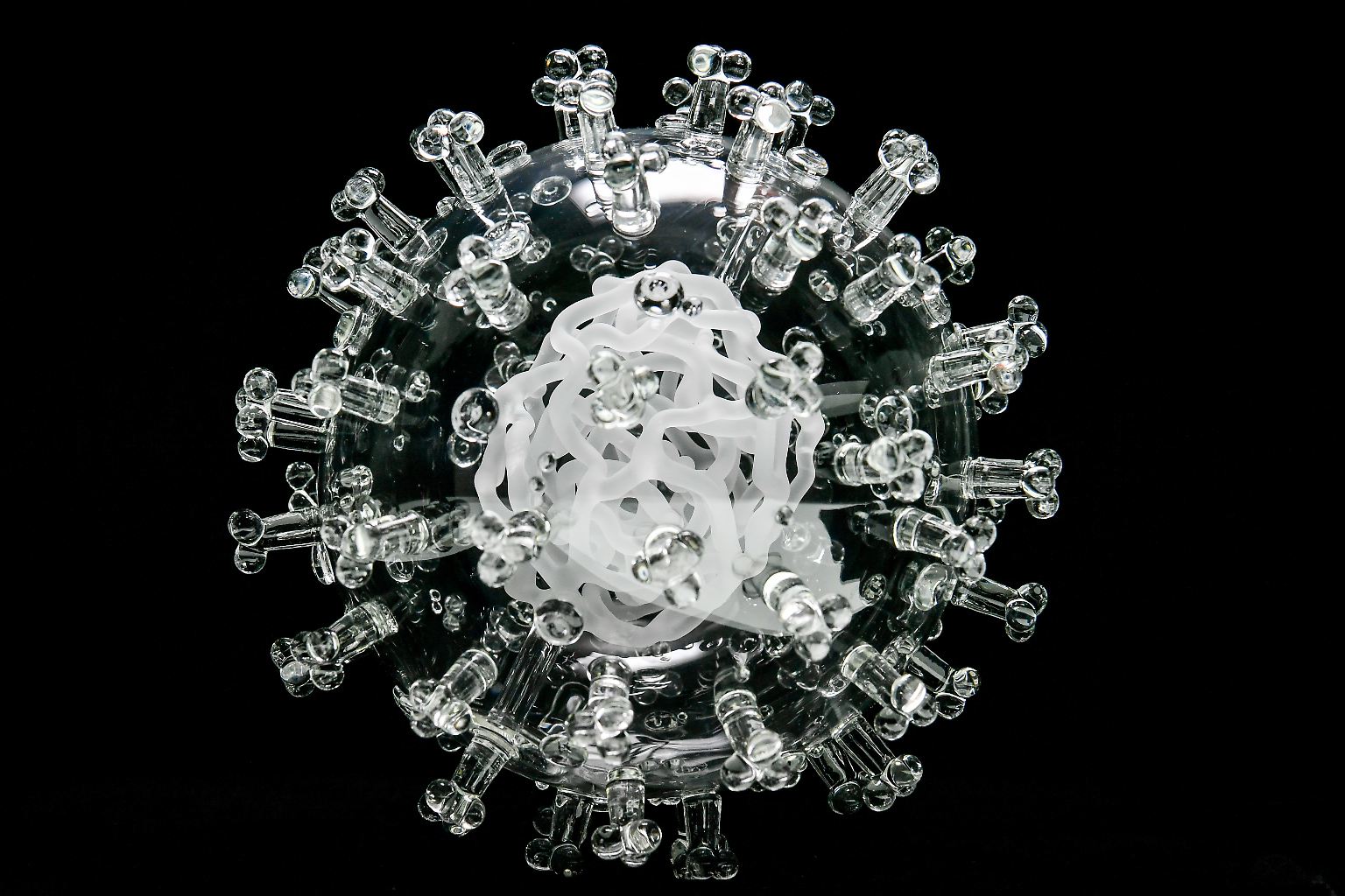Als Glasskulptur des britischen Künstlers Luke Jerram sieht das Coronavirus beinahe schön aus. Doch in der Realität ...  