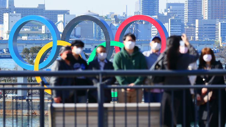 Auch in Tokio prägt die Coronavirus-Pandemie bereits das Stadtbild. Das IOC setzt dennoch weiter darauf, Olympia wie geplant auszutragen.