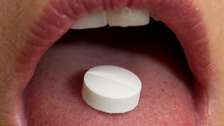 Auch wenn es rezeptfrei erhältlich ist, bleibt Paracetamol ein Medikament mit unerwünschten und teils gefährlichen Neben- und Wechselwirkungen.