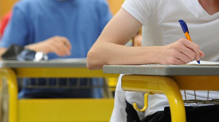 Mehr Zeit zum Lernen: Bayerische Abiturienten schreiben ihre Prüfungen erst am 20. Mai.