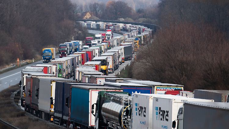LKW stauen sich auf der Autobahn A4 Dresden - Görlitz bei Bautzen