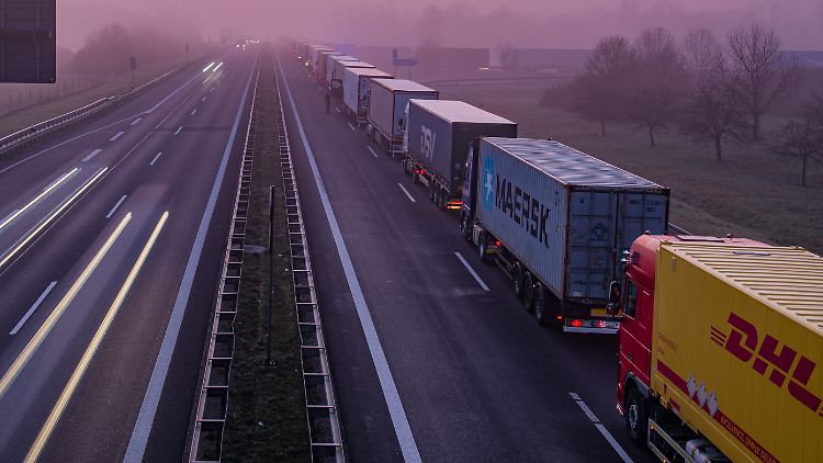 Über viele Dutzend Kilometer erstreckte sich der Grenzrückstau auf der A4 Richtung Polen.