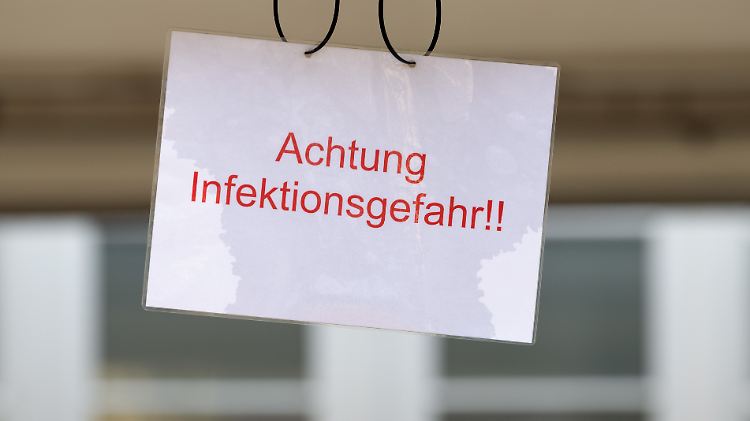 Patienten, Angehörige und Mitarbeiter mussten die Klinik in Villingen-Schwenningen räumen und sich in häusliche Quarantäne begeben. (Symbolbild)