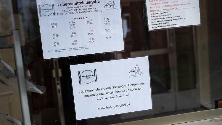 Ein Schild "Lebensmittelausgabe fällt wegen Corona aus" steht auf der Eingangstür der Lebensmittelausgabe der Hannöversche Tafel.