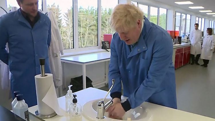 Johnson wäscht sich die Hände wegen des Corona-Virus.