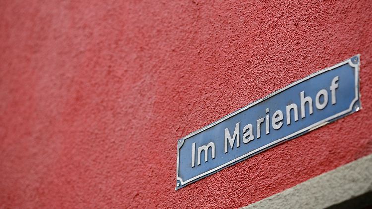 Demnächst kommt die Abrissbirne: Straßenschild am "Marienhof"-Set.