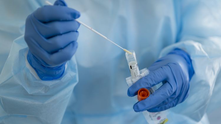 In voller Schutzmontur "testen" die Tricklbetrüger einen Mann in Leipzig.