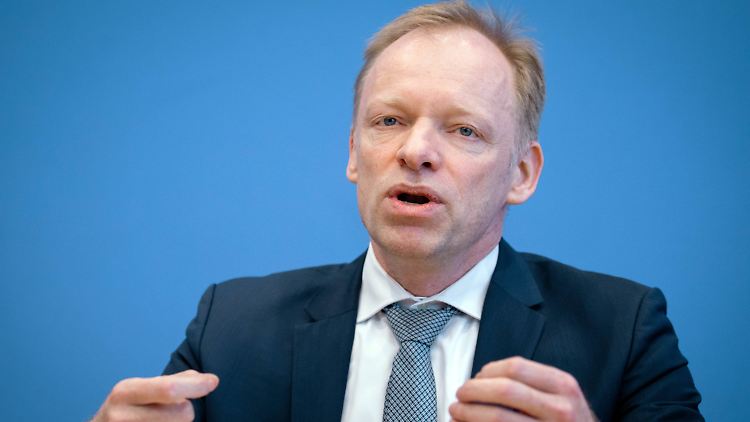 Clemens Fuest ist ein Befürworter harter Corona-Maßnahmen. Die Wirtschaft könne nur gedeihen, wenn die Pandemie besiegt wird.
