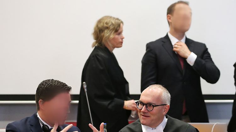 Die angeklagten britischen Aktienhändler (l. und hinten r.) wurden wegen Mittäterschaft beziehungsweise Beihilfe zur Steuerhinterziehung in besonders schwerem Fall verurteilt.