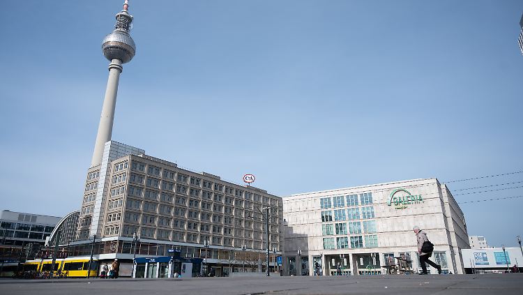 Gähnende Leere auf dem Berliner Alexanderplatz - auch ohne Ausgangssperre.
