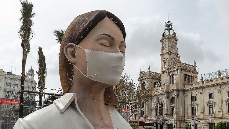 Mit dieser Figur wollten die Bürger von Valencia eigentlich ihr Frühlingsfest feiern. Seit der Absage trägt sie eine Maske.