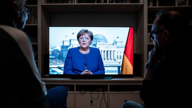 Angela Merkel bei ihrer Fernsehansprache.