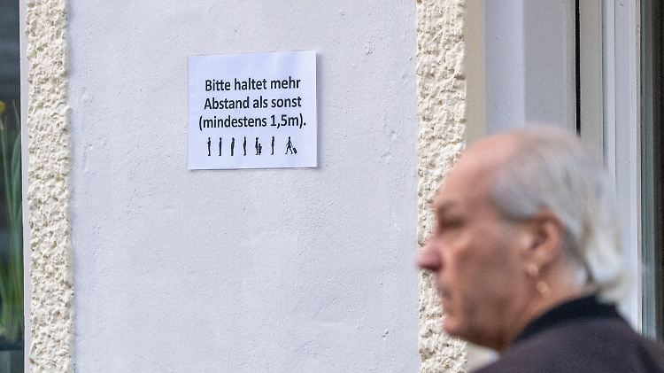 Hinweise darauf, Abstand zu halten, sollen Passanten und Wartende sensibilisieren.