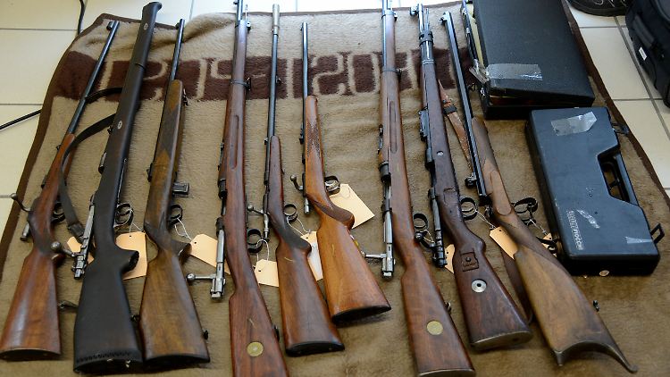 Immer wieder werden bei Razzien bei "Reichsbürgern" auch illegale Waffen sichergestellt - so wie hier im vergangenen Jahr in der Nähe von Trier.
