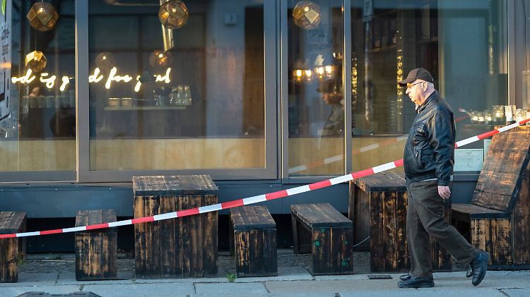 Auch Sitzplätze im Freien sind vor diesem Restaurant in Berlin abgesperrt.