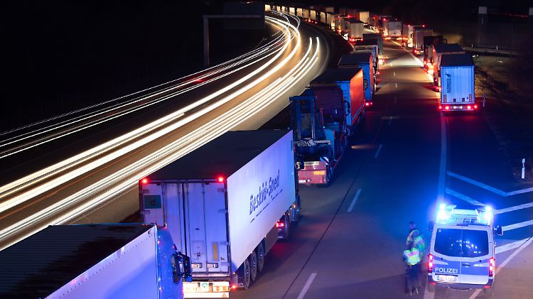 Auf der A4 Höhe Bautzen bilden Lkw eine Rettungsgasse.