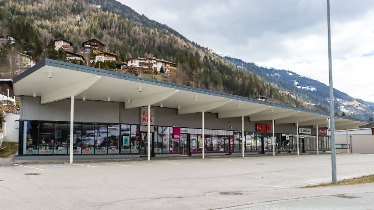 Leere Parkplätze vor einem Einkaufszentrum in Matrei in Osttirol: In Österreich steht das öffentliche Leben wegen der weitreichenden Maßnahmen der Behörden weitgehend still.