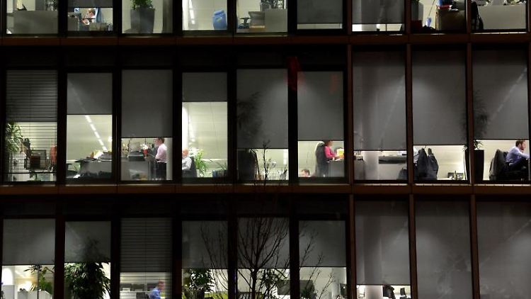 Angestellte arbeiten in Büros. Foto: picture alliance/dpa/Symbolbild