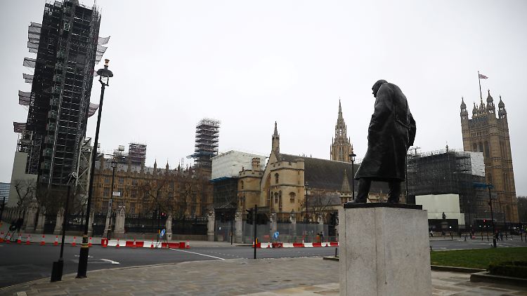 Im Londoner Regierungsviertel sind nur wenige Menschen unterwegs. 