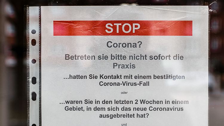 Eine Hamburger Arztpraxis bittet mit Verdacht auf eine Covid-19-Erkrankung, anderen Menschen nicht zu Nahe zu kommen.