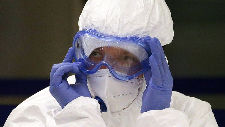 Im Netz kursieren diverse Verschwörungstheorien über das Coronavirus. Die Wirklichkeit sieht anders aus.