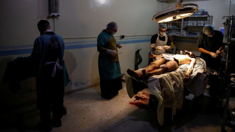 Ärzte vor einer Operation an einem Verwundeten in einem Krankenhaus in Idlib. Sollte das desolate Gesundheitssystem Syriens auch noch mit Corona-Kranken belastet werden, wären die Folgen wohl dramatisch.