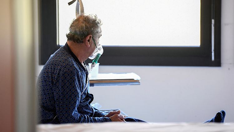 Ein Corona-Patient in einem Krankenhaus im italienischen Cremona.