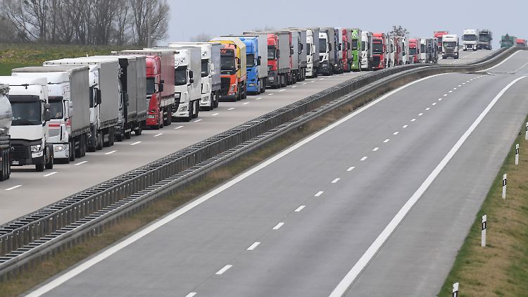 Lkw stauen sich auf der Autobahn 11 Berlin-Stettin (Szczecin) vor dem deutsch-polnischen Grenzübergang Pomellen.