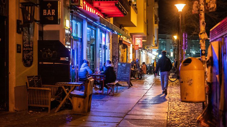 Während die Bars geschlossen sind, sitzen Menschen in Berlin vor den Spätis: Social Distancing sieht anders aus.