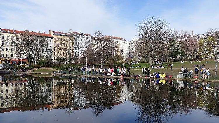 Noch Anfang der Woche: reges Treiben in einem Berliner Park.