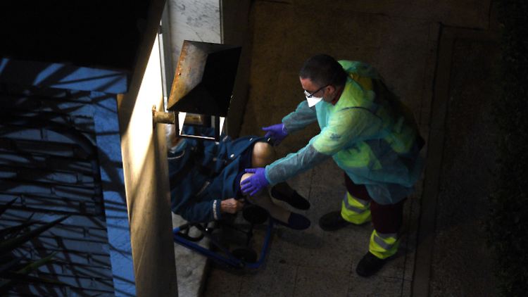 Wenn Ärzten zu wenige Beatmungsgeräte zur Verfügung stehen, werden jüngere Patienten zuerst angeschlossen. 