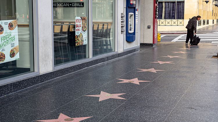 Der Hollywood-Boulevard ist nahezu menschenleer. Ab sofort gilt im gesamten Bundesstaat Kalifornien eine unbegrenzte Ausgangssperre.